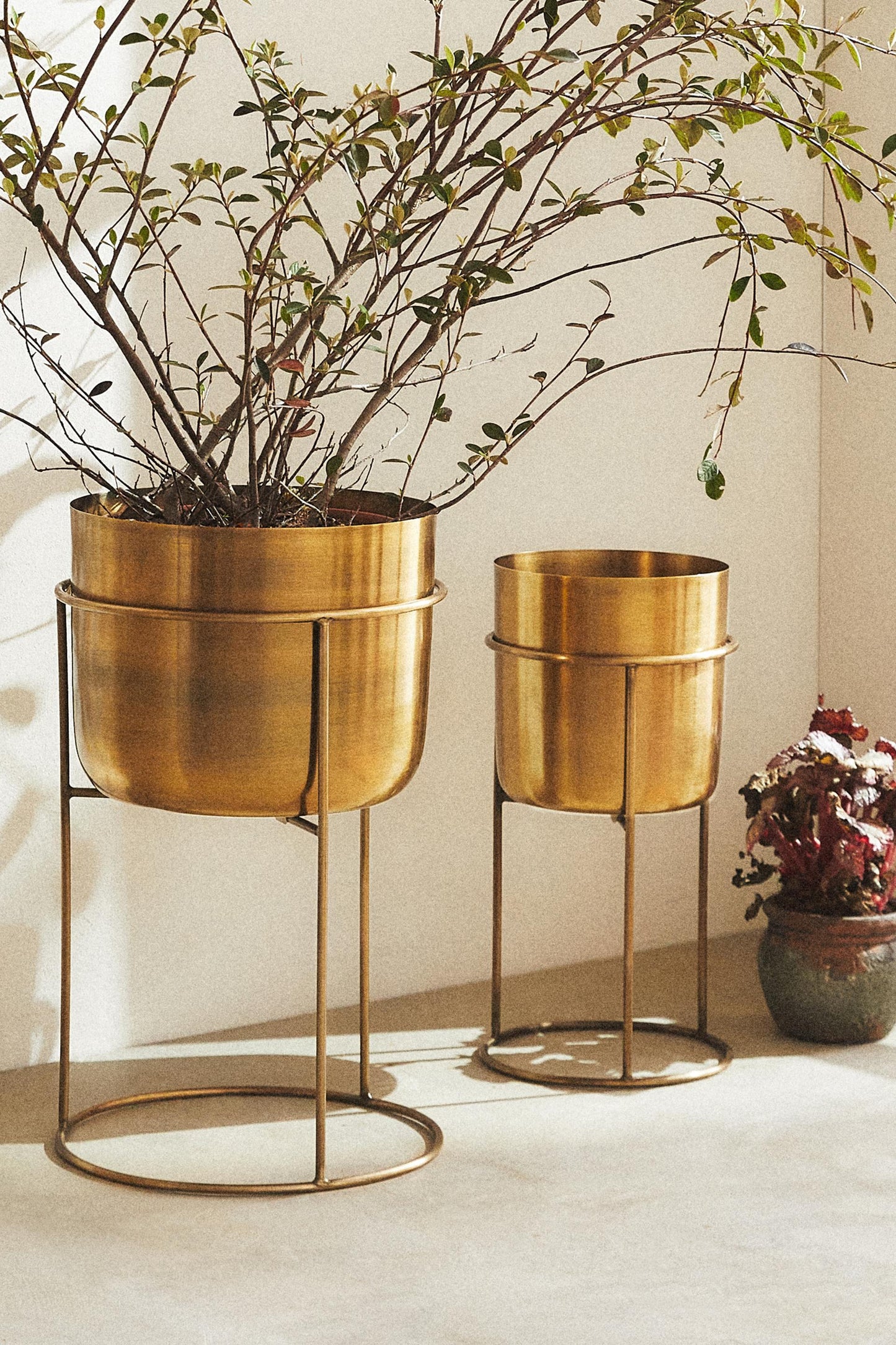 Plant pot, with stand, metal, gold