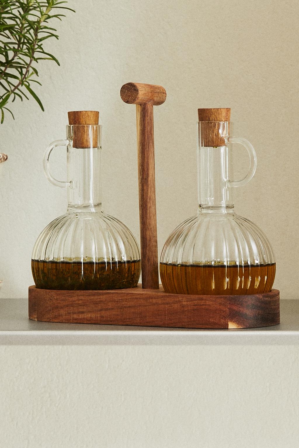 Cruet, set of borosilicate cruet with acacia base, round