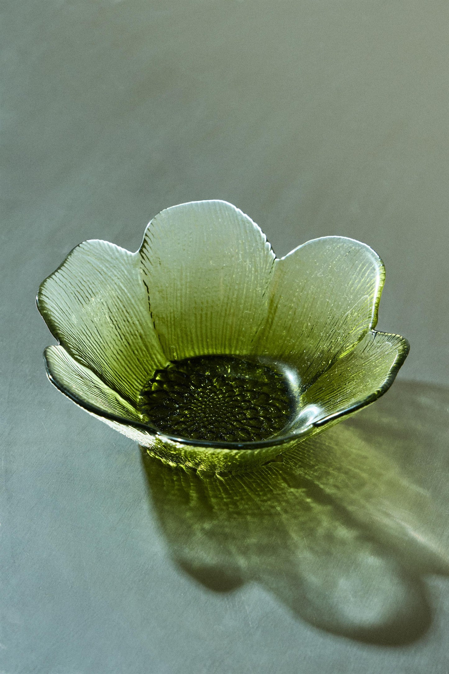 Serveware, bowl, glass, flower shape, green