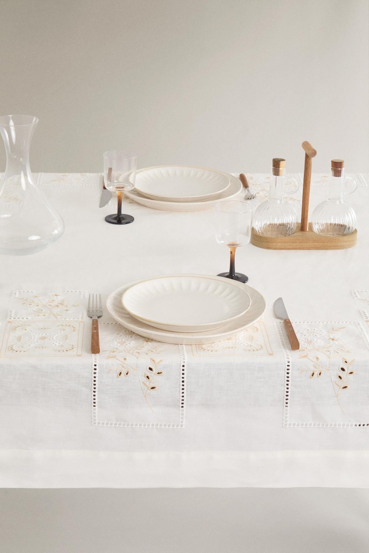 Cruet, set of borosilicate cruet with acacia base, round