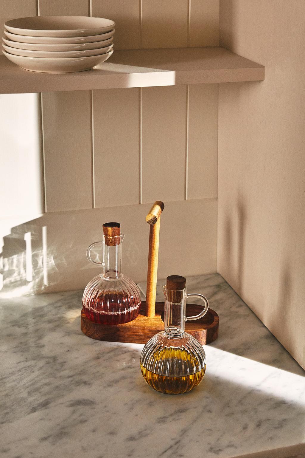 Cruet, set of borosilicate cruet with acacia base, round