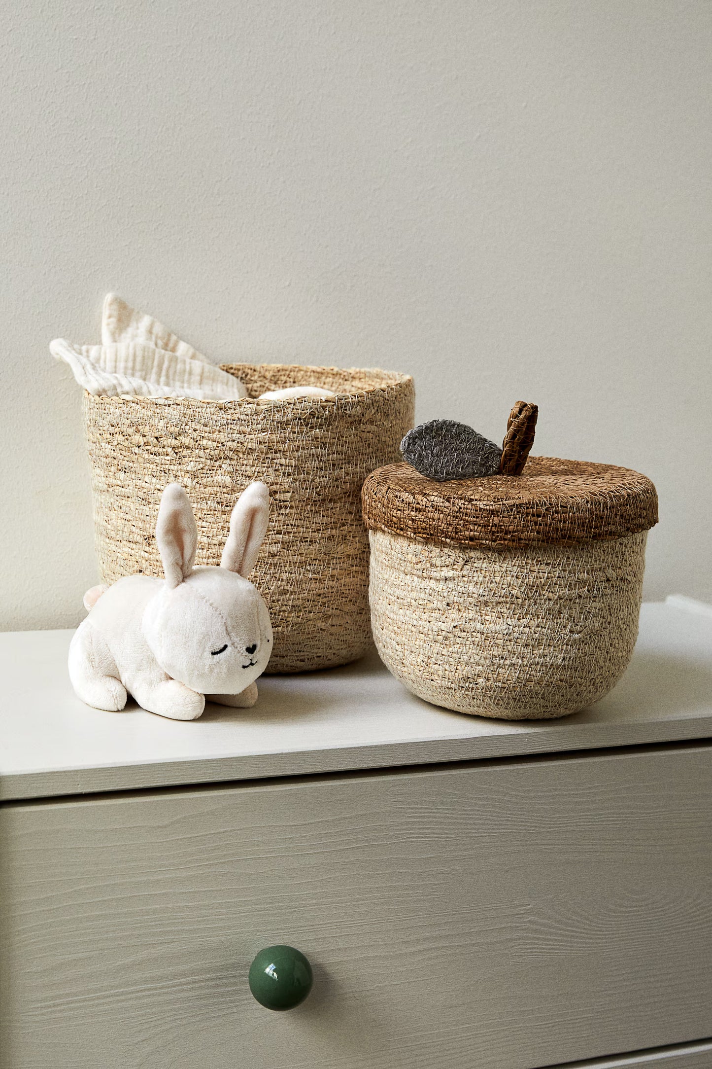 Decorative basket, seagrass, appliquéd lid