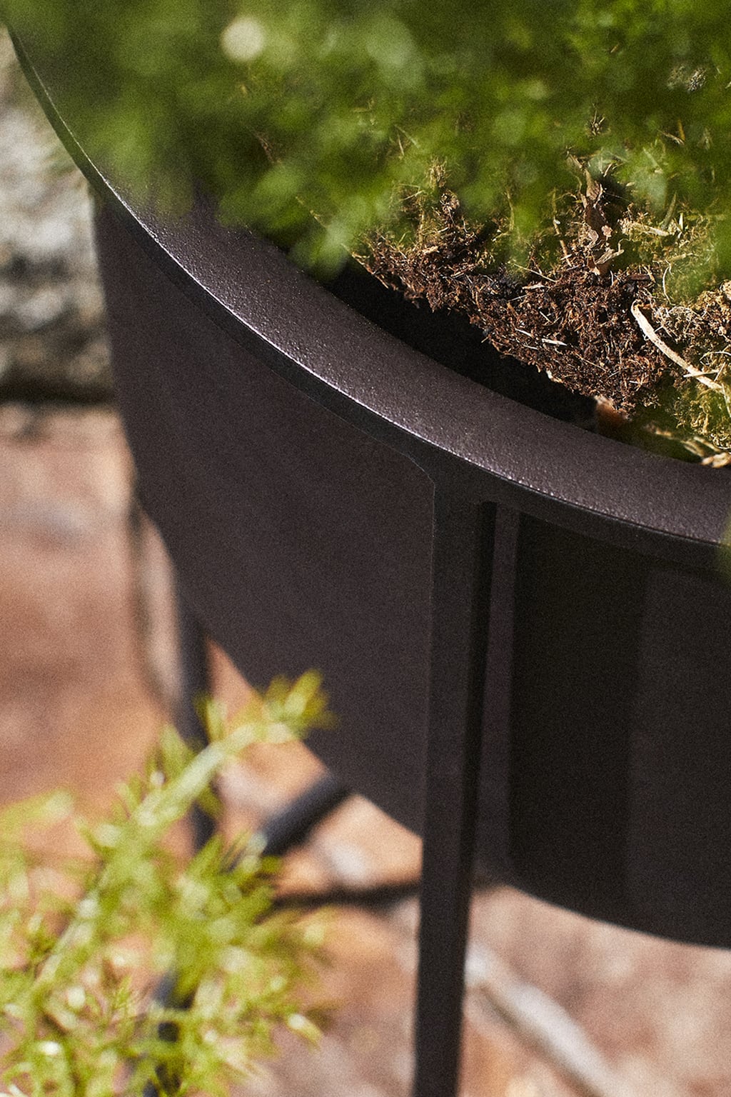 Plant pot, with stand, metal, black