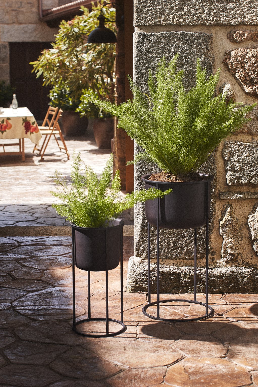 Plant pot, with stand, metal, black