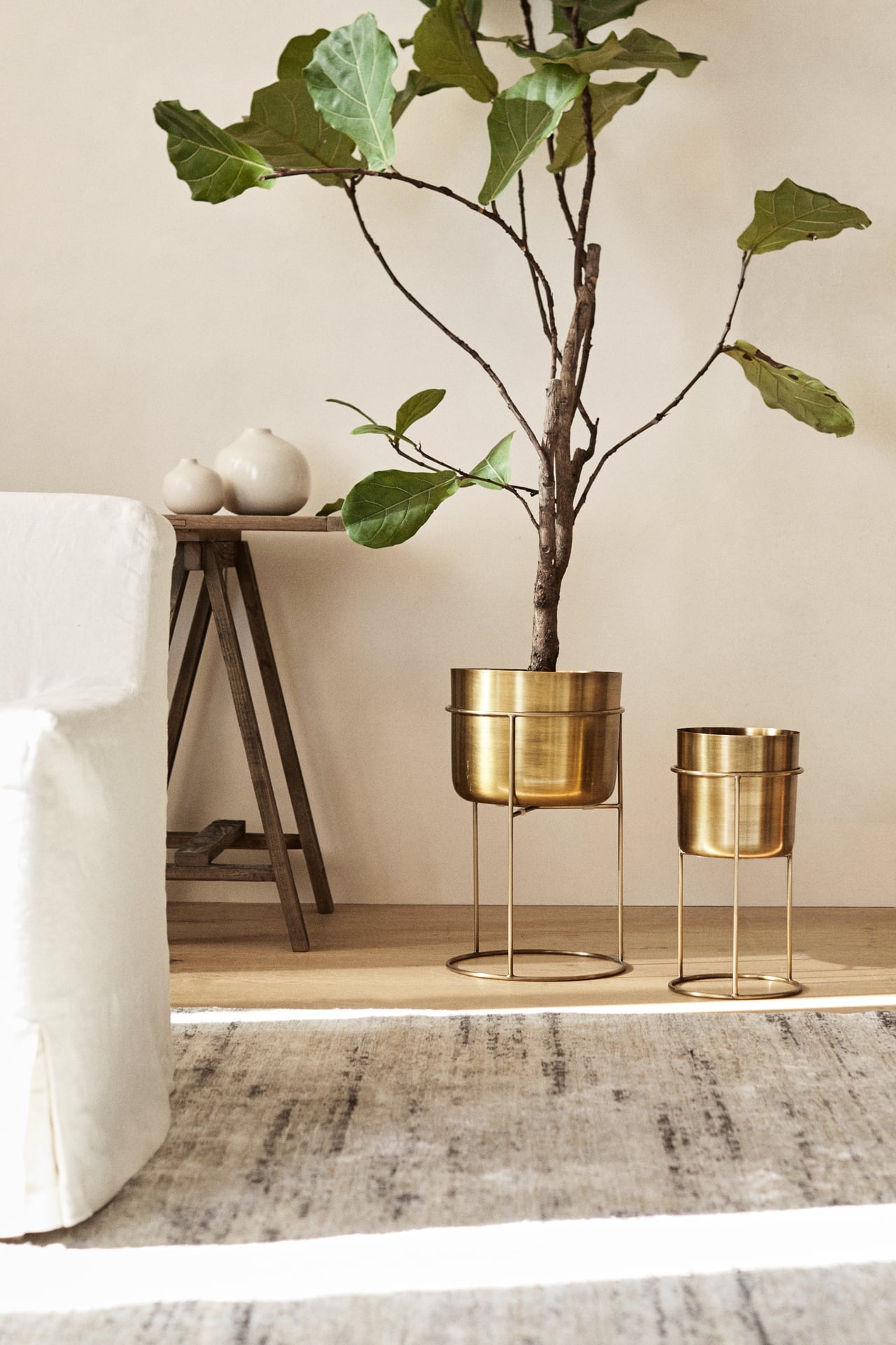 Plant pot, with stand, metal, gold