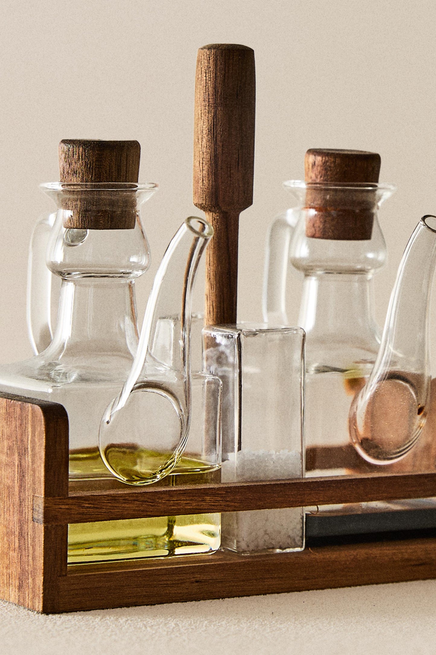 Cruet, set of borosilicate cruet with acacia base