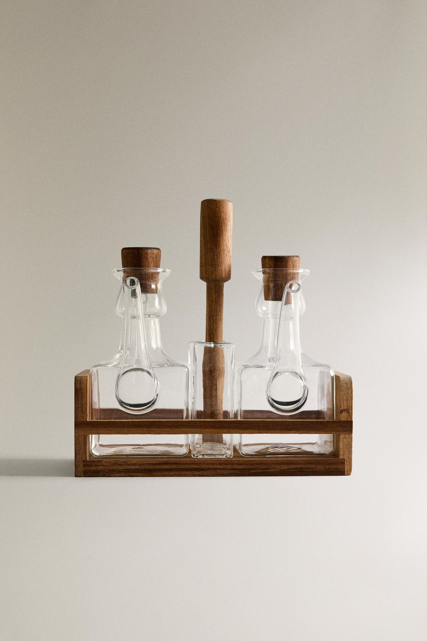 Cruet, set of borosilicate cruet with acacia base