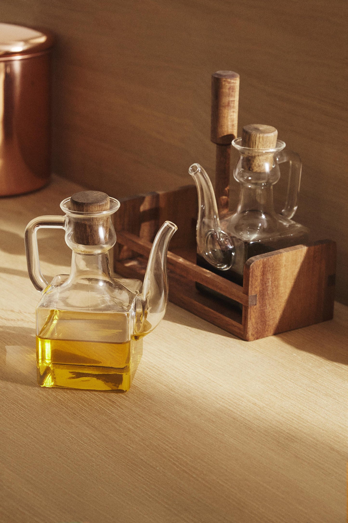 Cruet, set of borosilicate cruet with acacia base