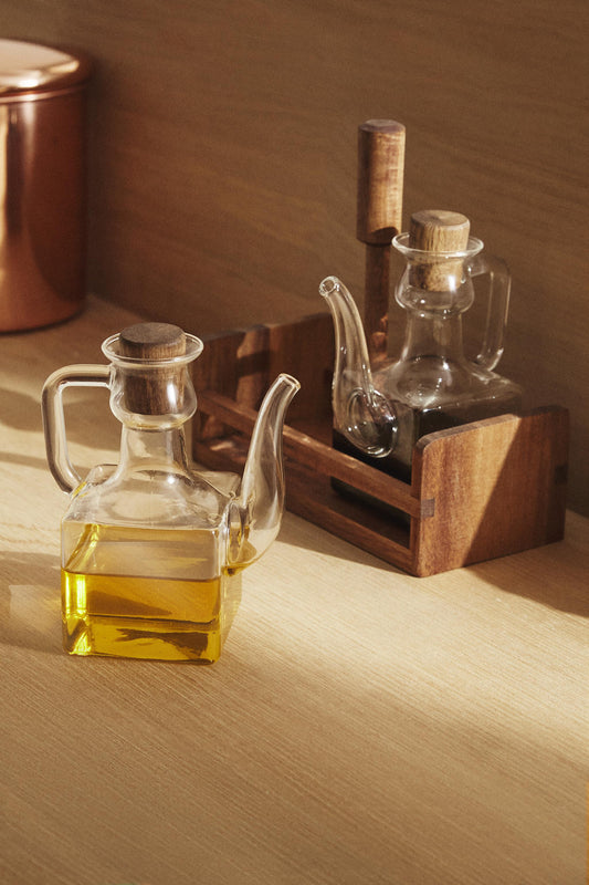 Cruet, set of borosilicate cruet with acacia base