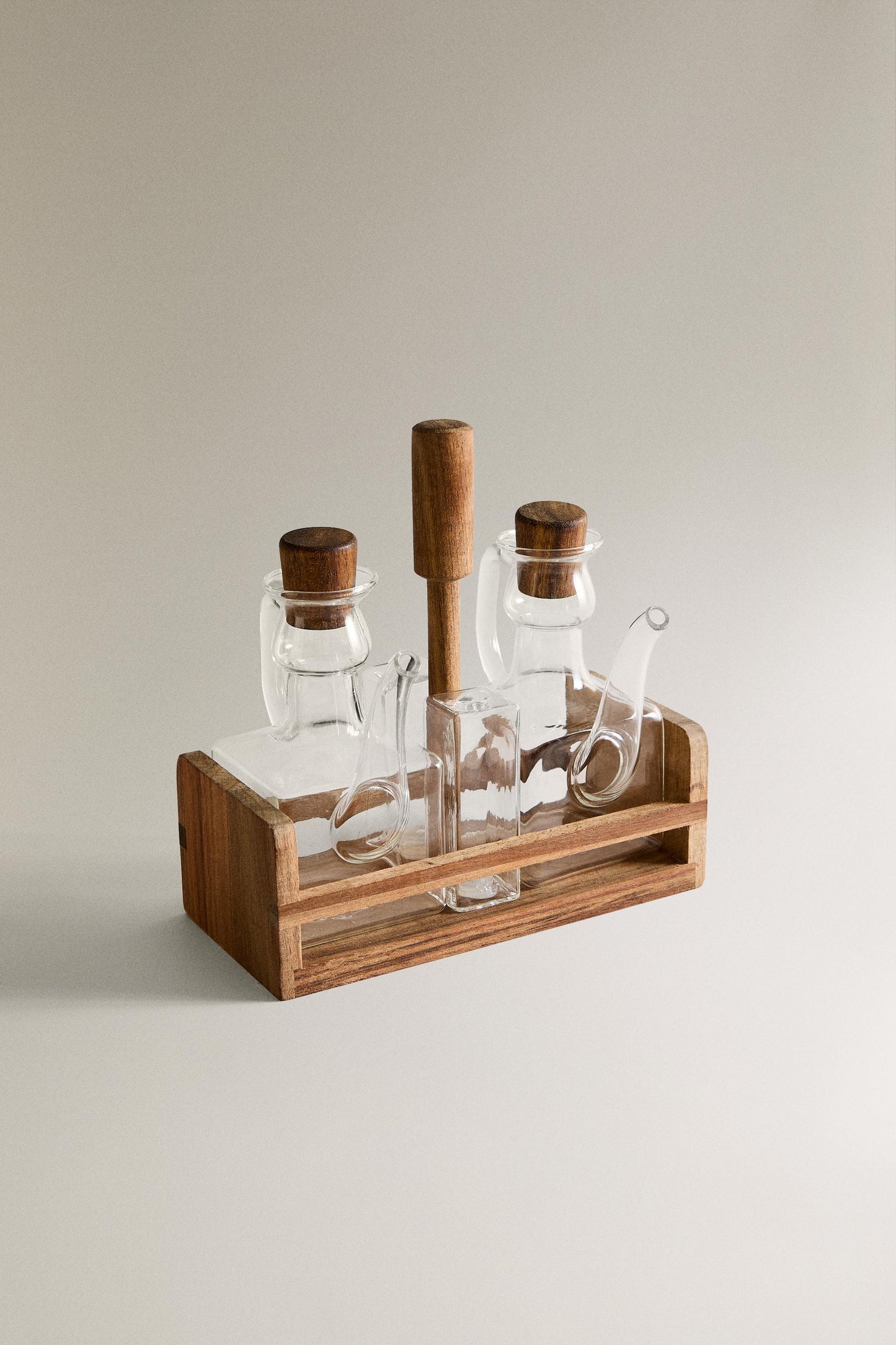 Cruet, set of borosilicate cruet with acacia base