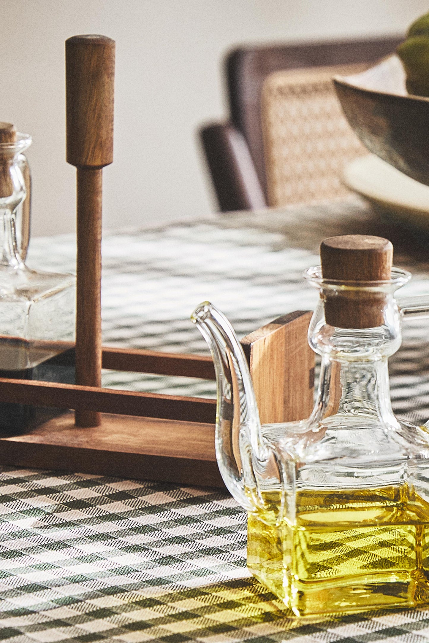 Cruet, set of borosilicate cruet with acacia base