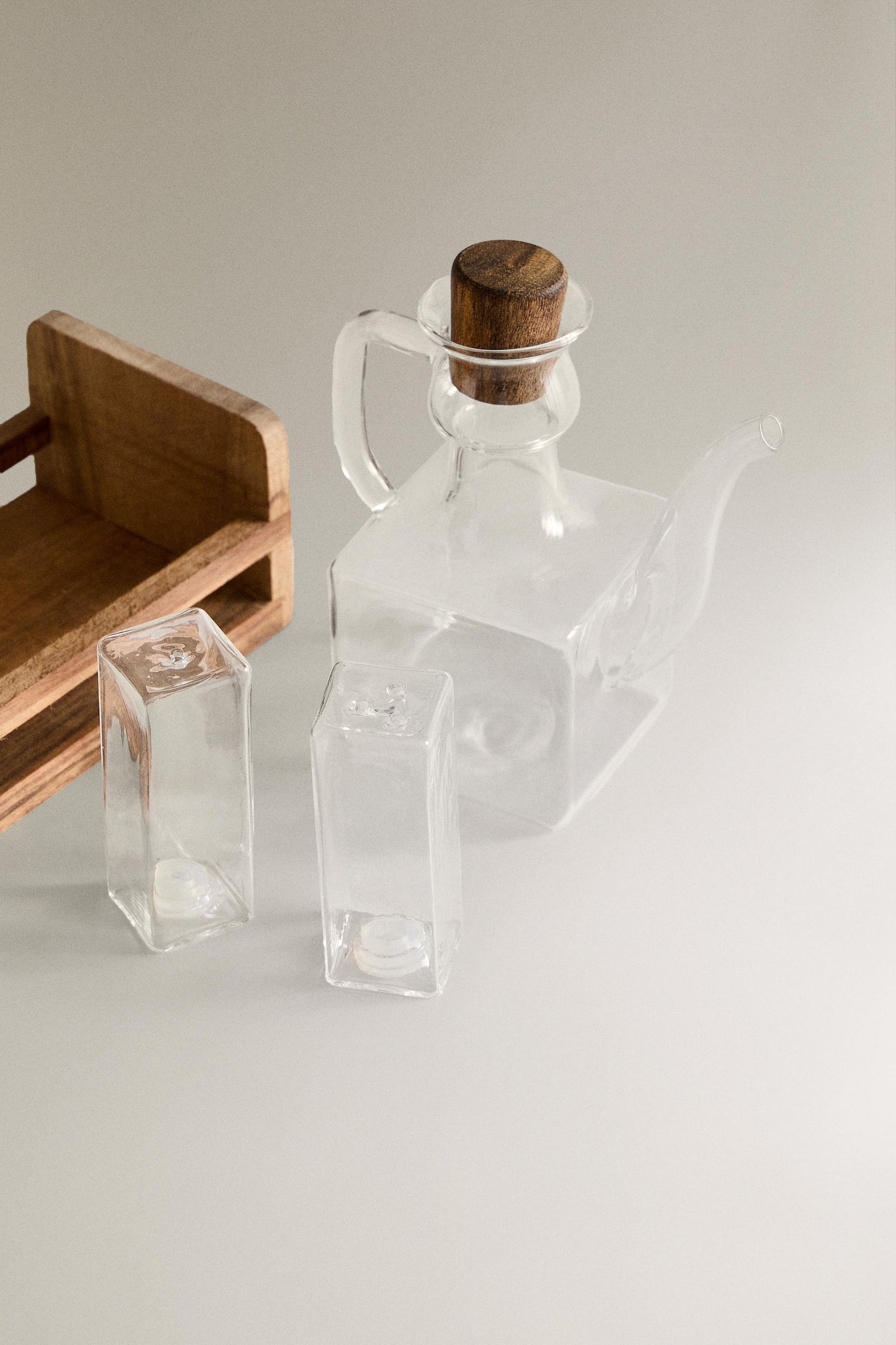Cruet, set of borosilicate cruet with acacia base