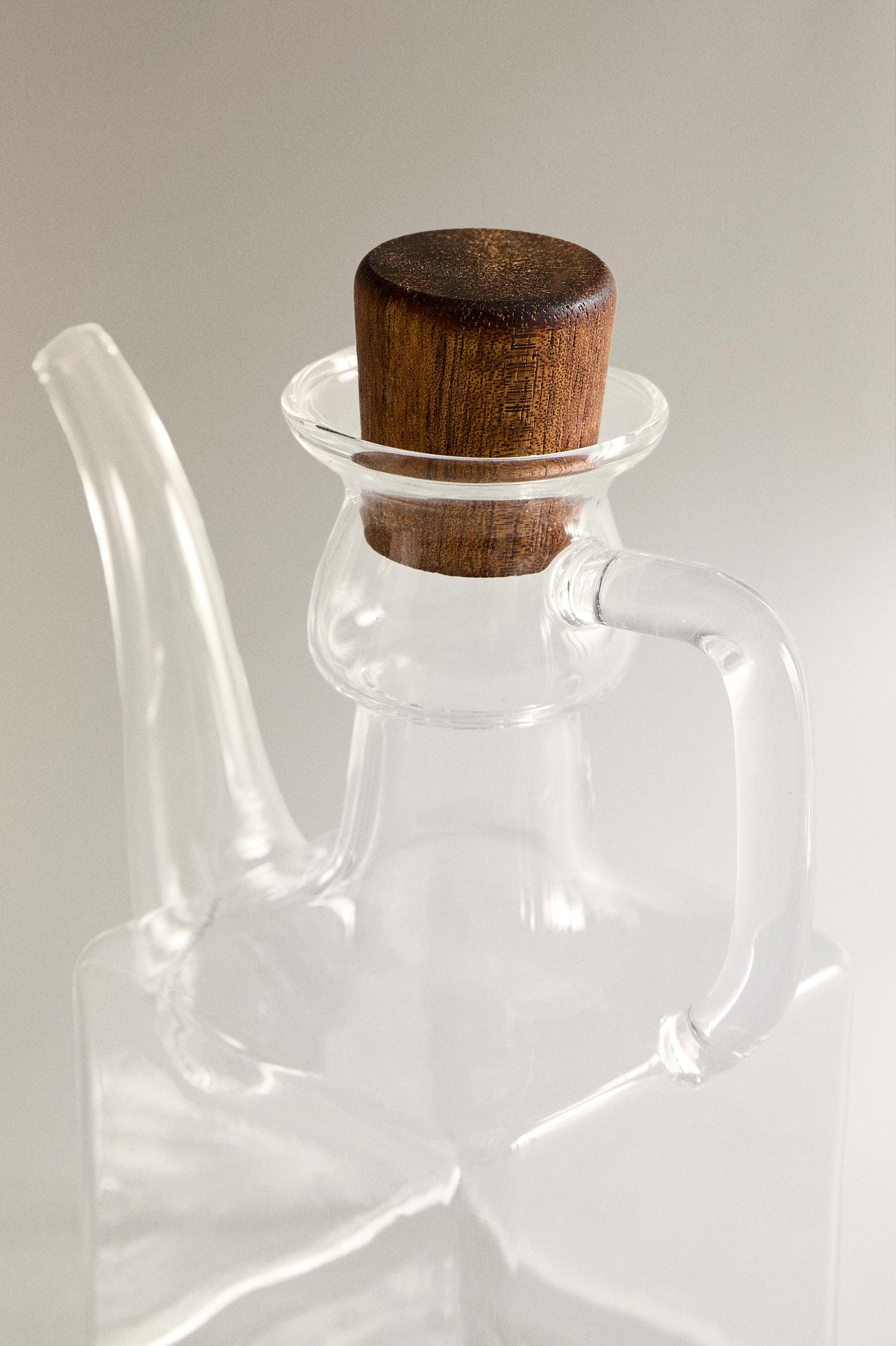 Cruet, set of borosilicate cruet with acacia base