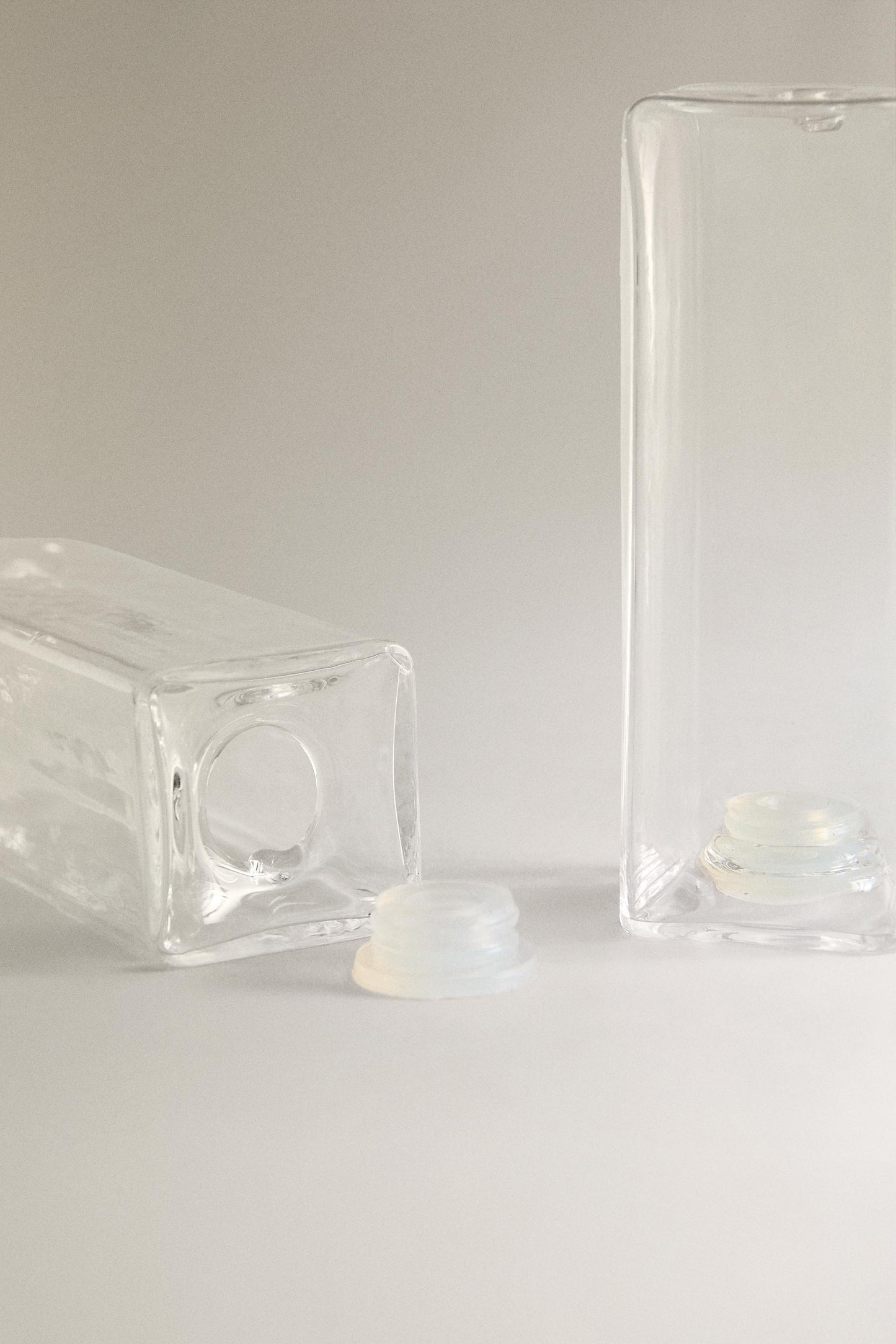 Cruet, set of borosilicate cruet with acacia base