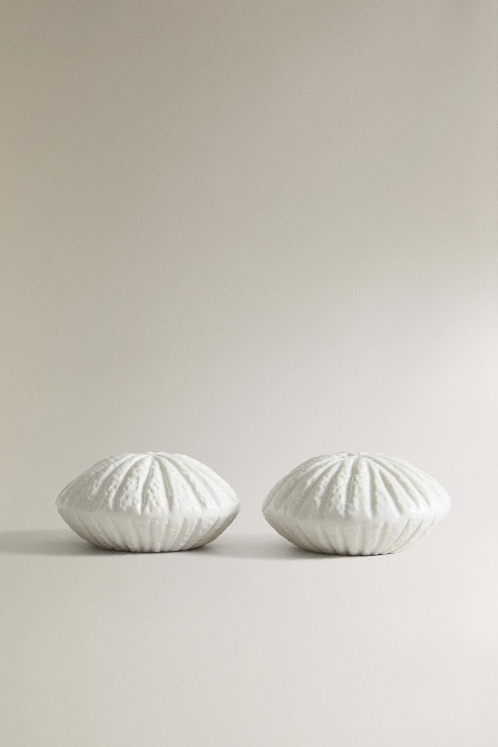 Salt and pepper shakers, stoneware, sea scallop-shaped