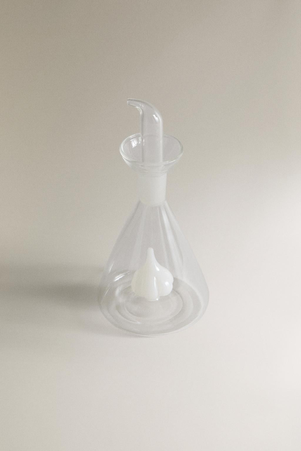 Cruet, borosilicate glass, garlic shape inside