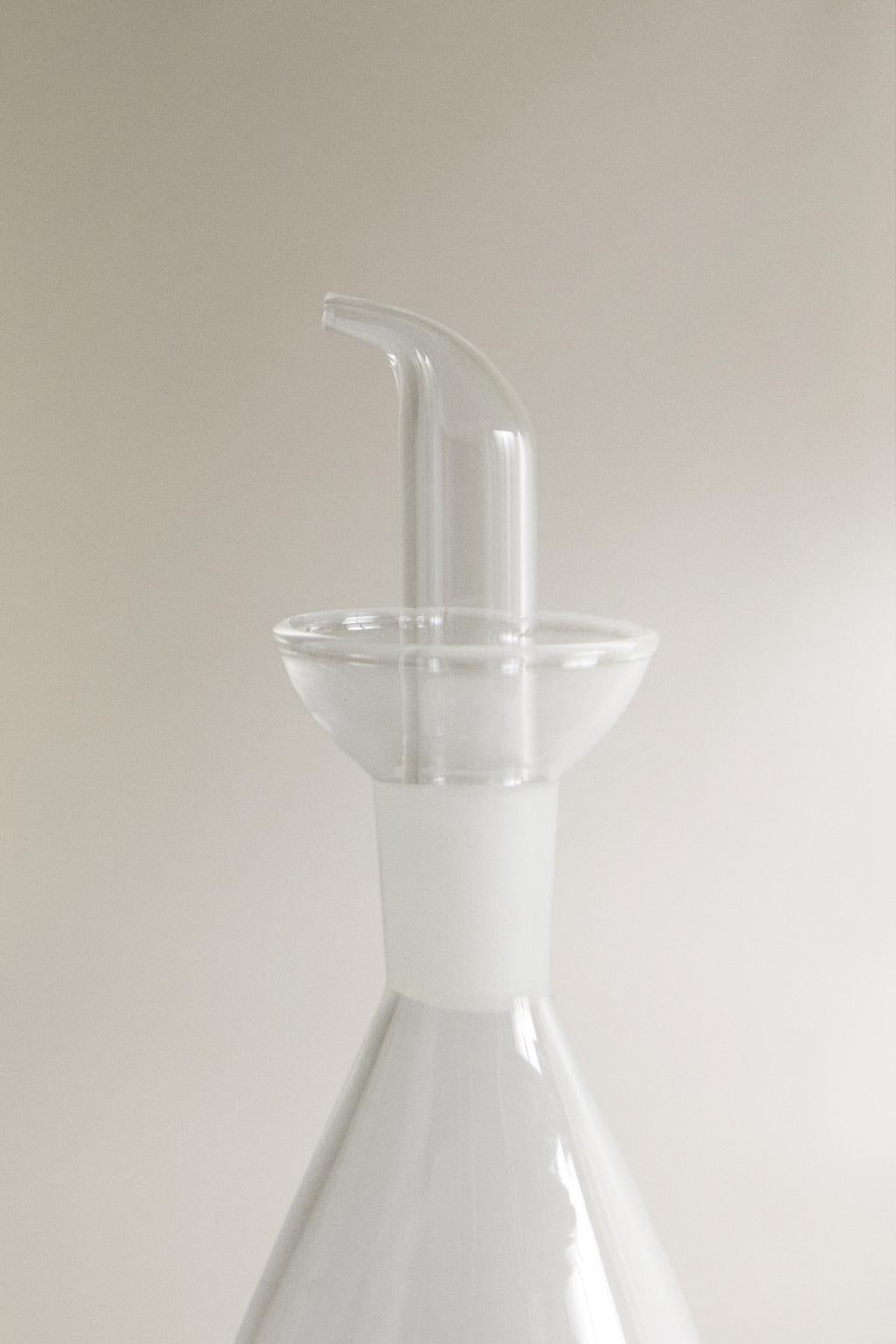 Cruet, borosilicate glass, garlic shape inside