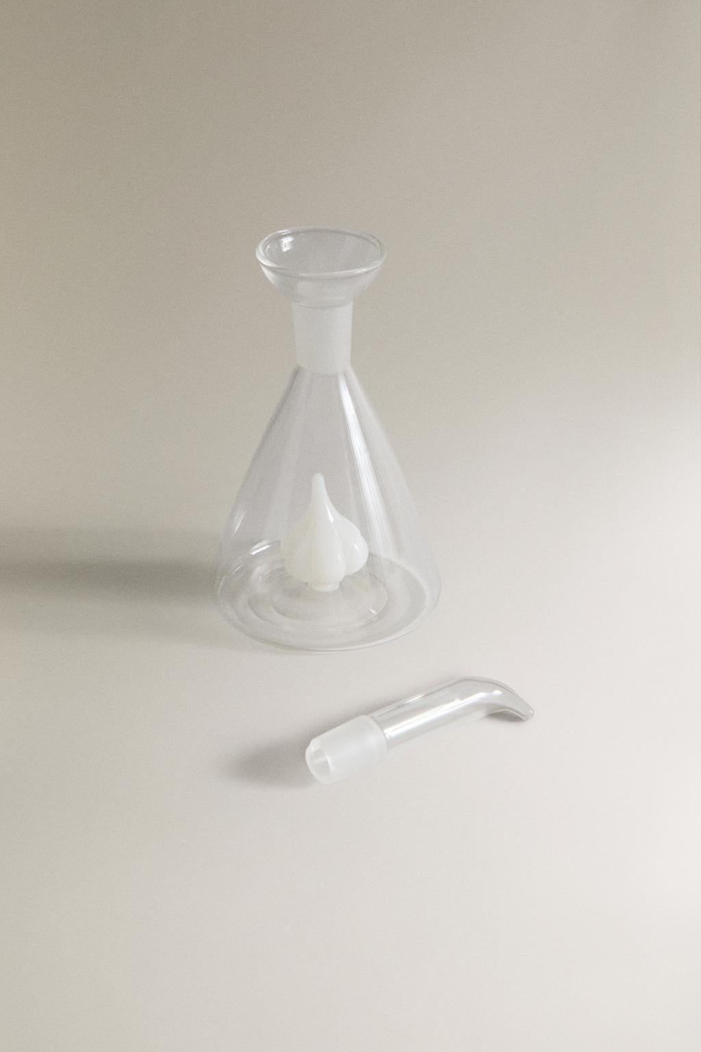 Cruet, borosilicate glass, garlic shape inside