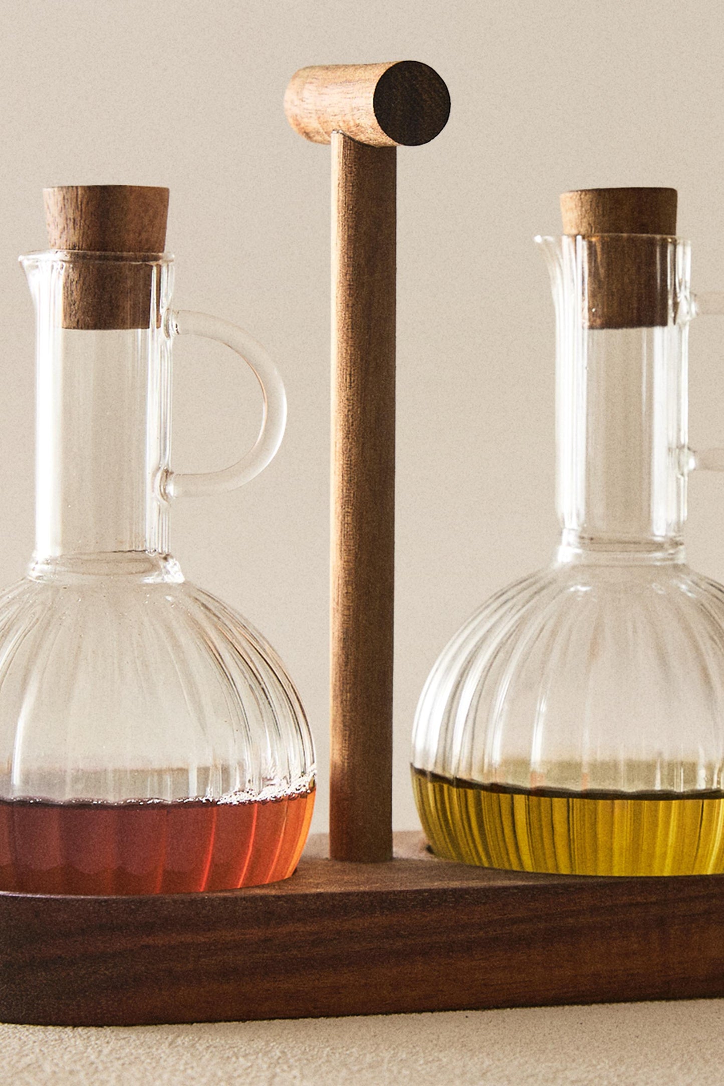 Cruet, set of borosilicate cruet with acacia base, round