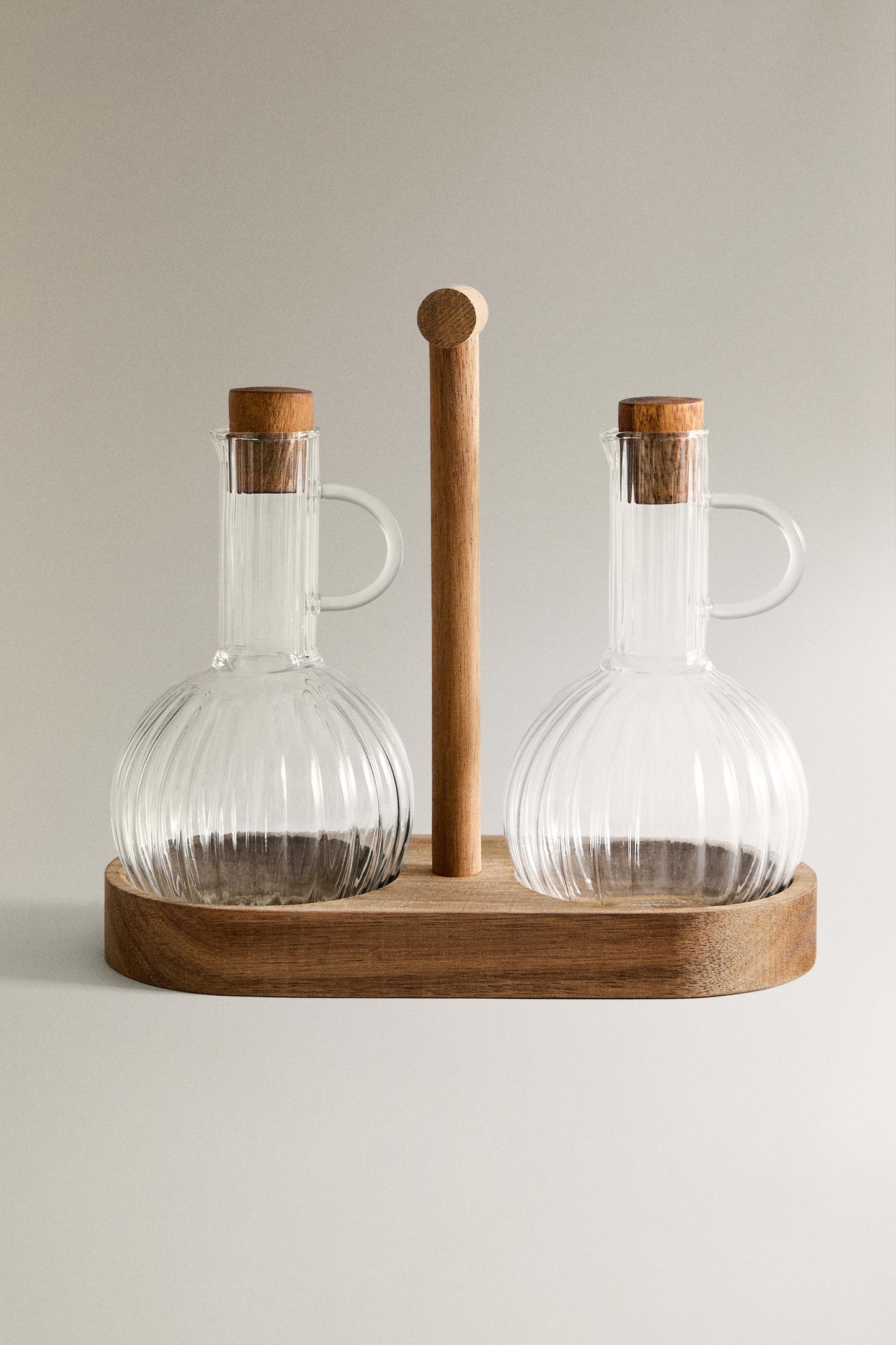 Cruet, set of borosilicate cruet with acacia base, round