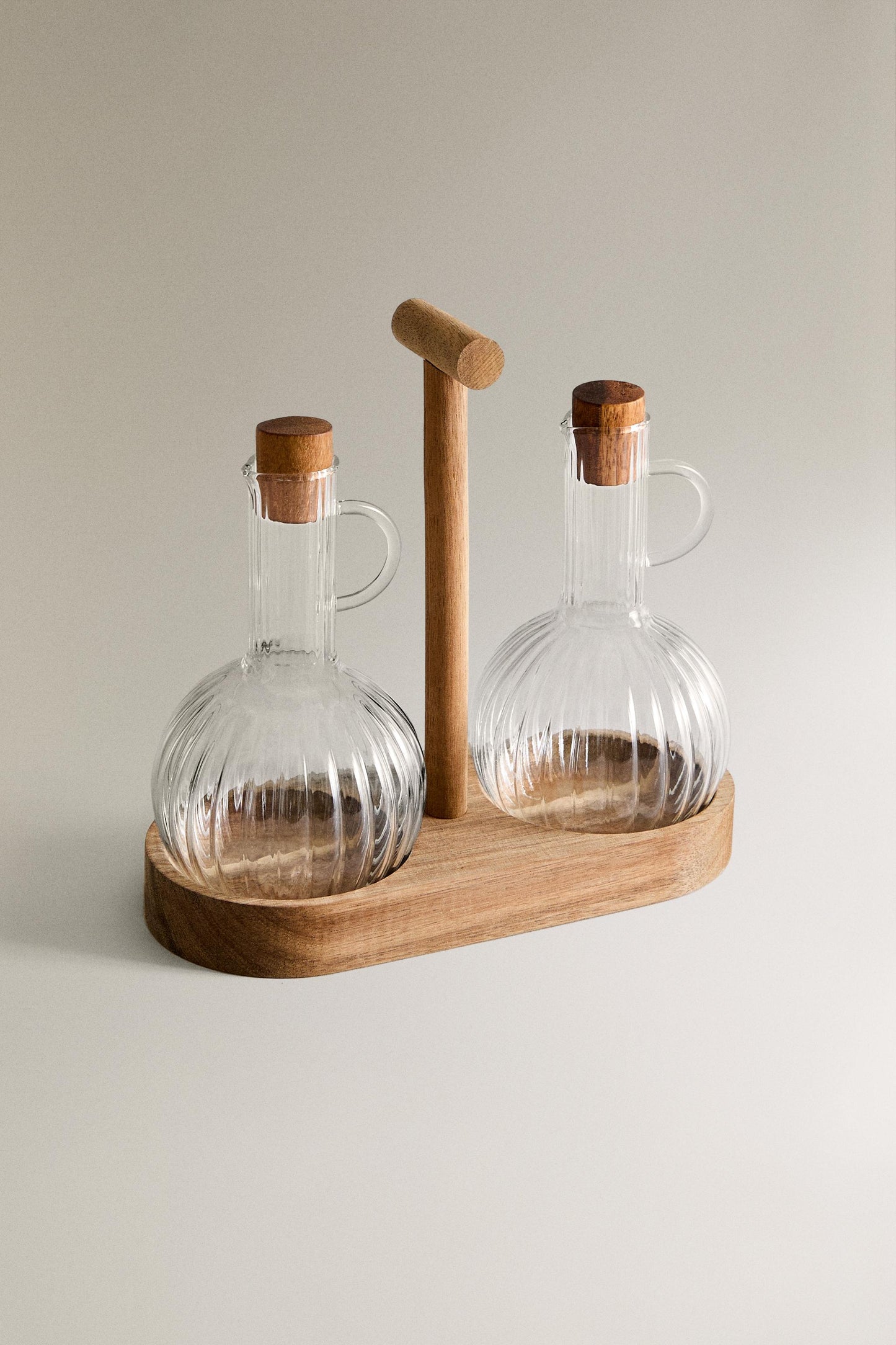 Cruet, set of borosilicate cruet with acacia base, round