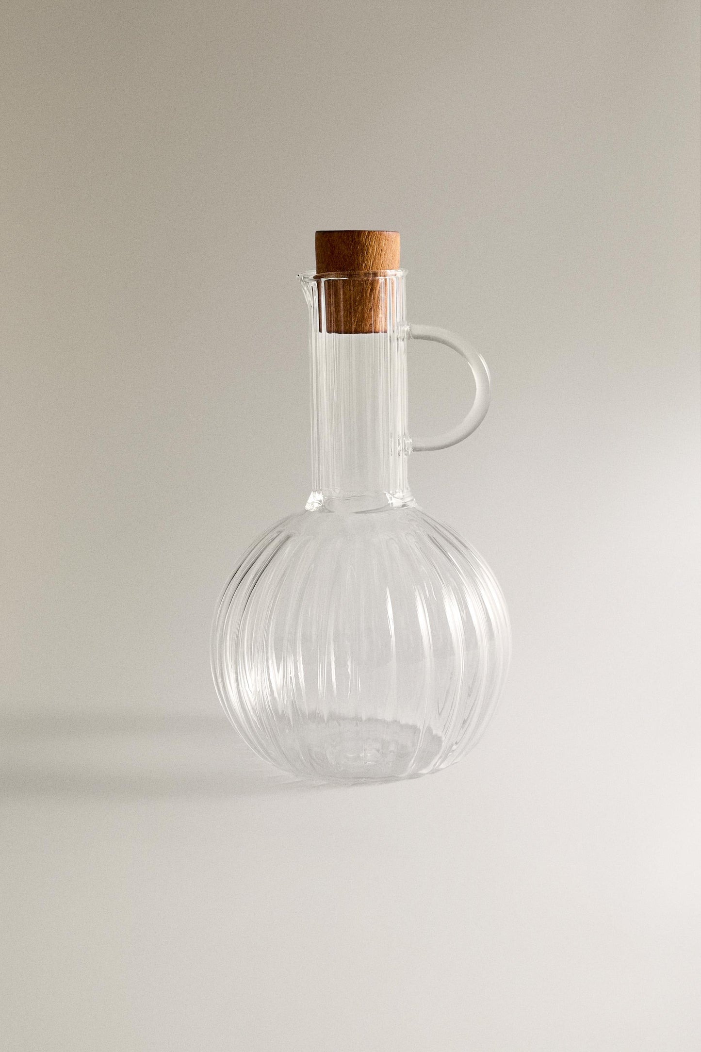 Cruet, set of borosilicate cruet with acacia base, round