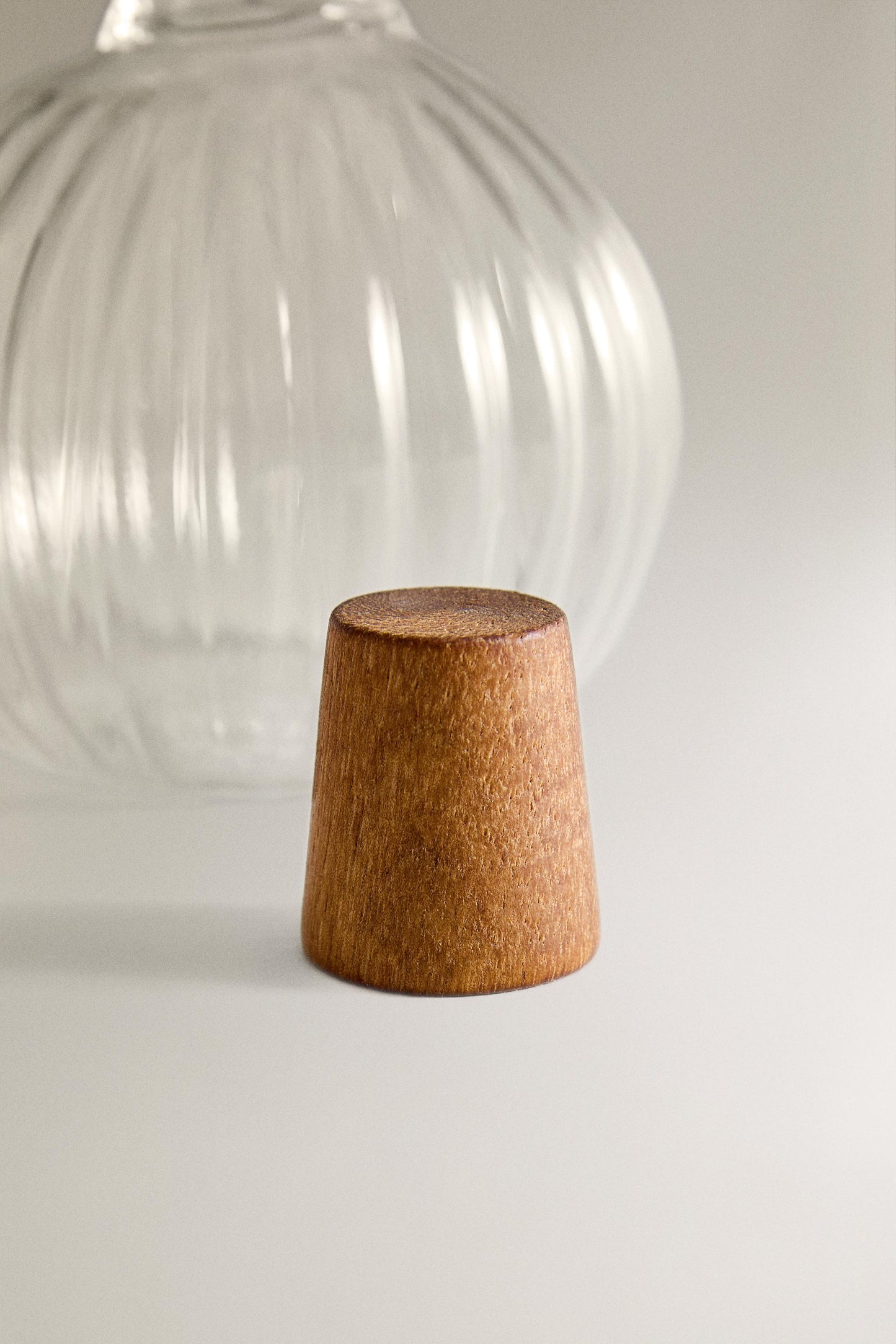 Cruet, set of borosilicate cruet with acacia base, round