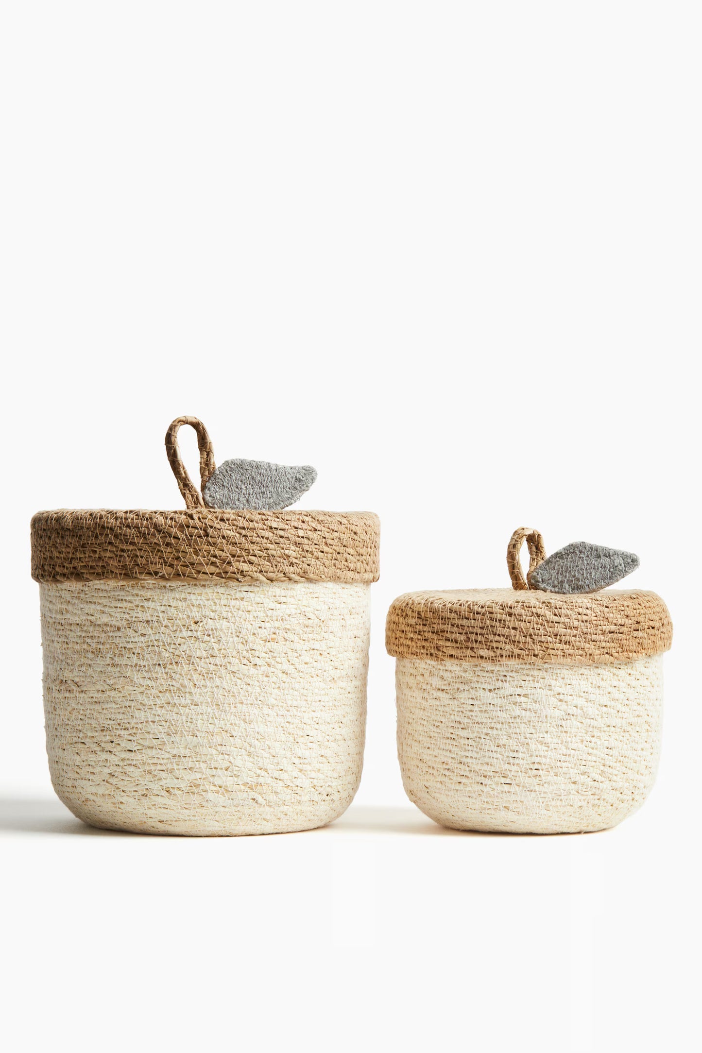 Decorative basket, seagrass, appliquéd lid