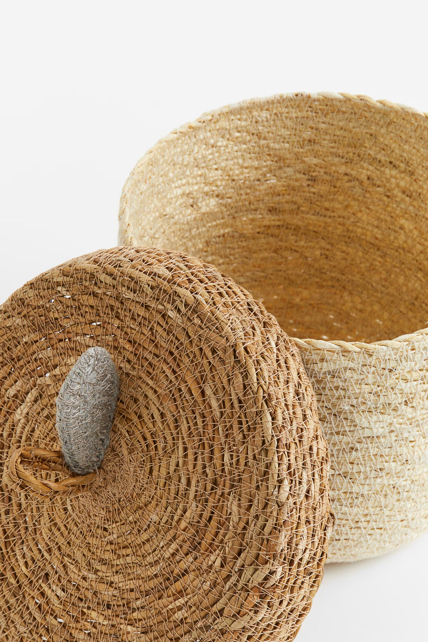 Decorative basket, seagrass, appliquéd lid