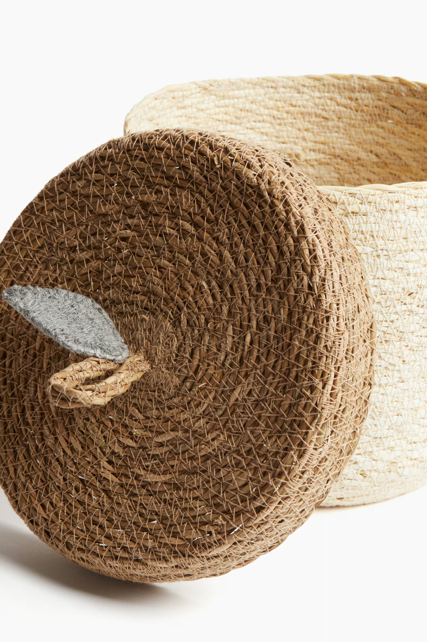 Decorative basket, seagrass, appliquéd lid