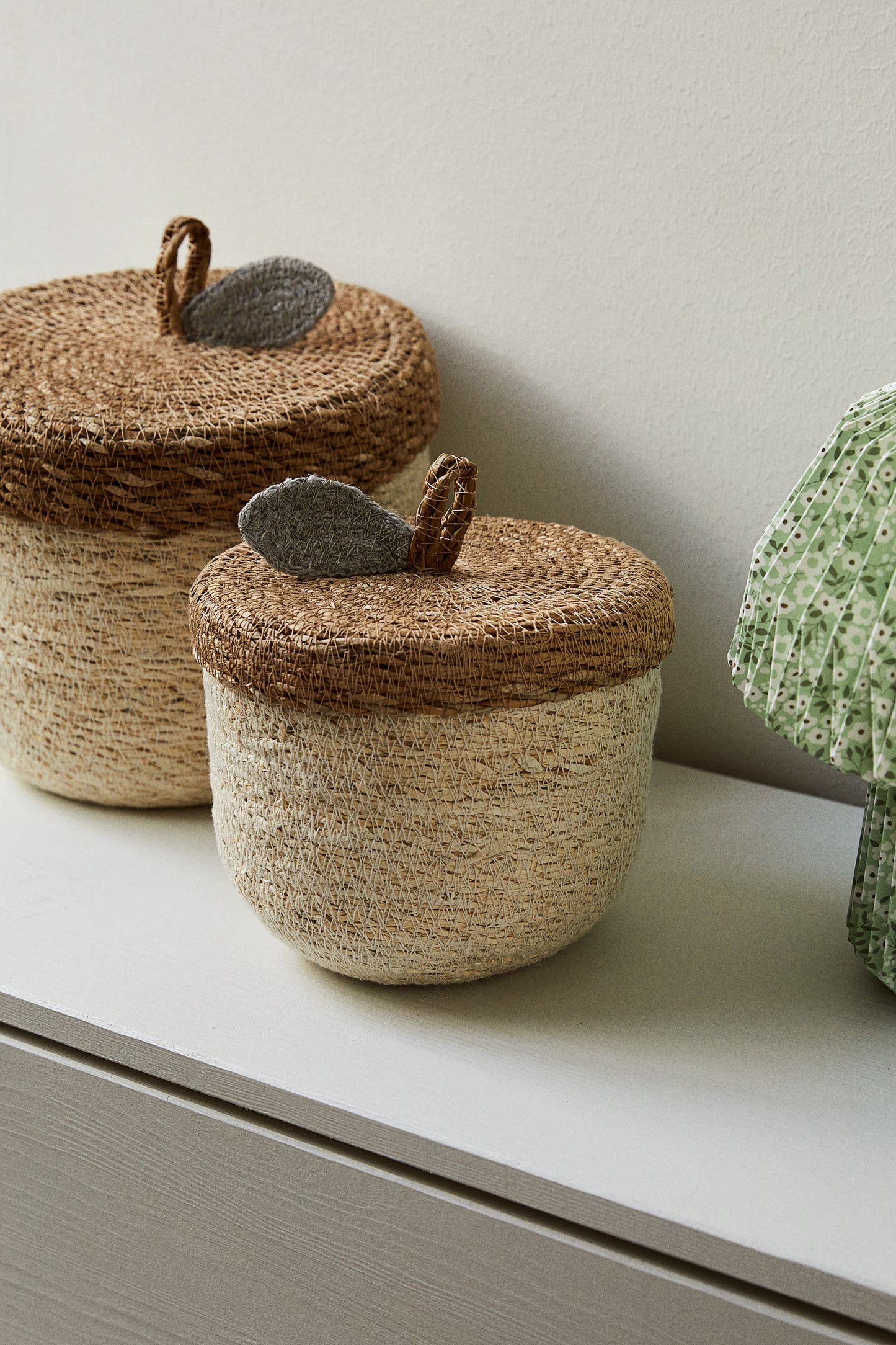 Decorative basket, seagrass, appliquéd lid