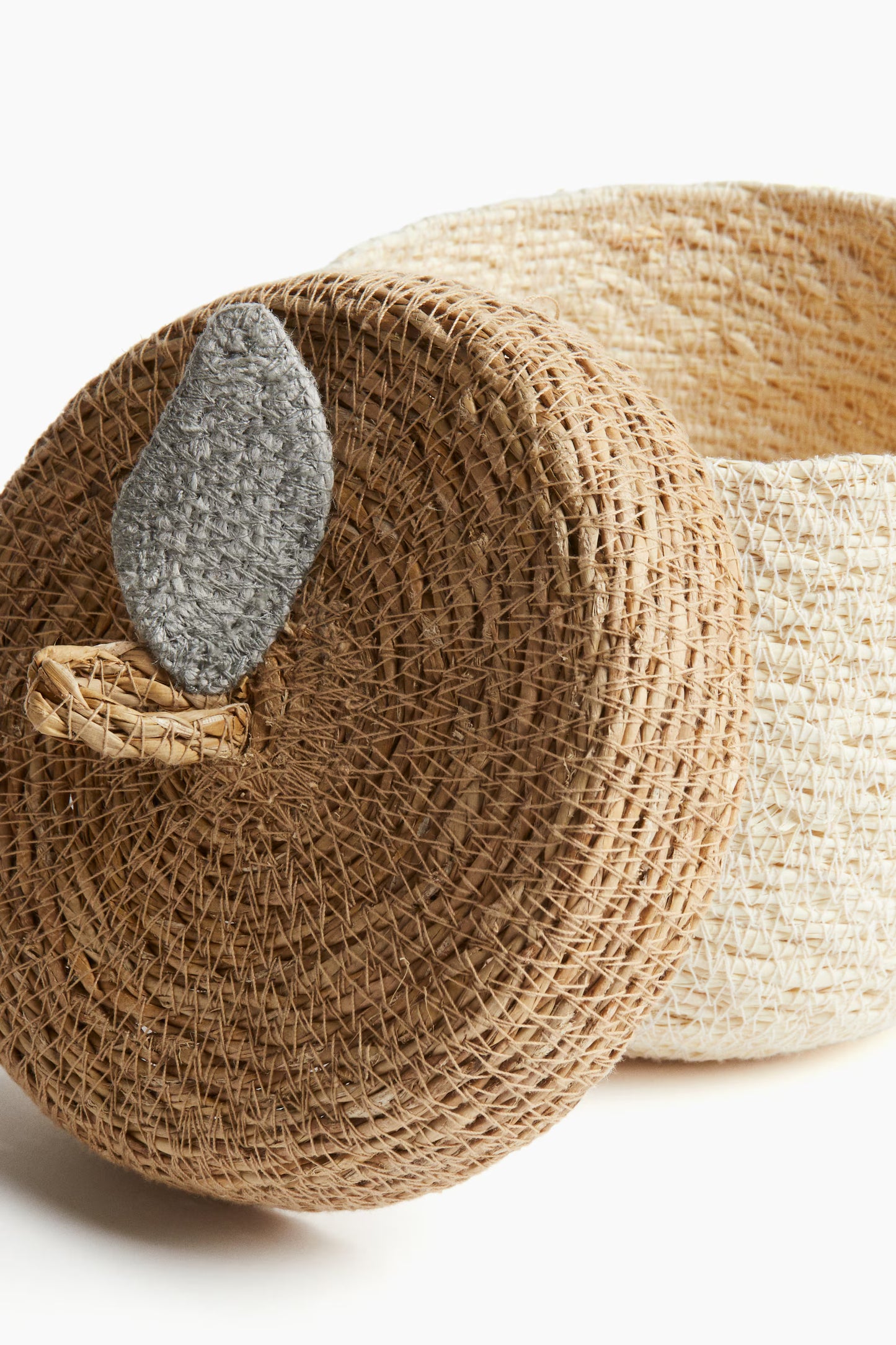 Decorative basket, seagrass, appliquéd lid