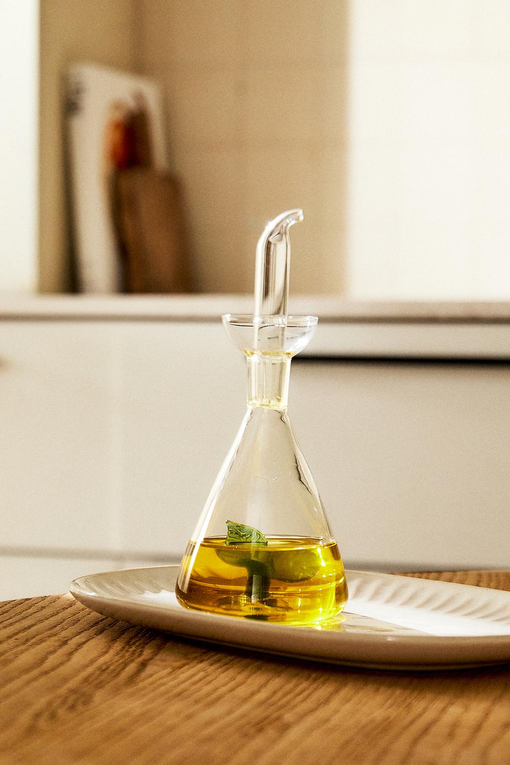 Cruet, borosilicate glass, basil shape inside